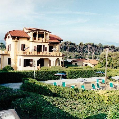 Ostello Apuano Marina Di Carrara Buitenkant foto