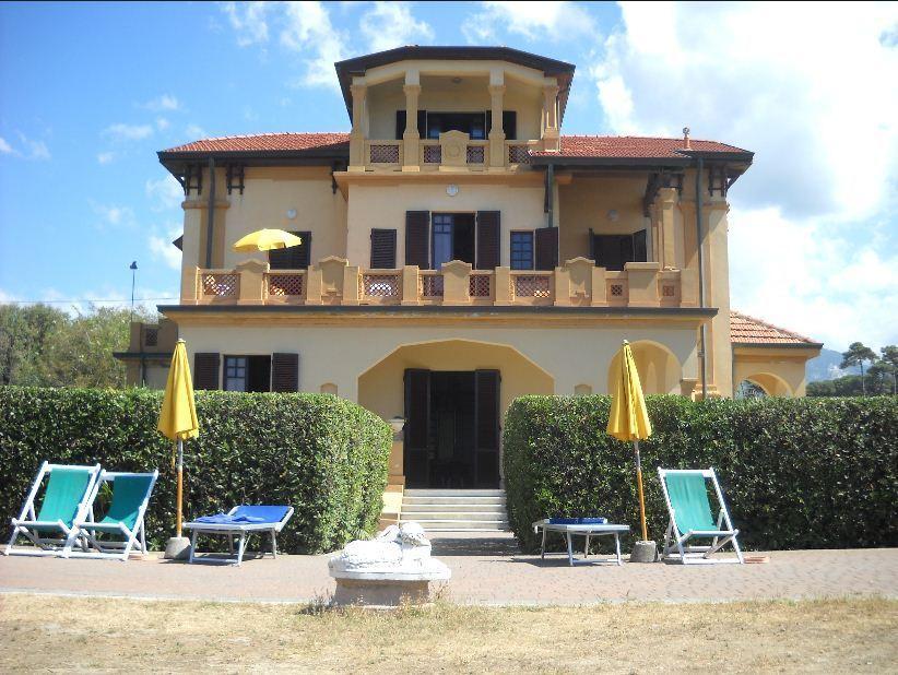 Ostello Apuano Marina Di Carrara Buitenkant foto