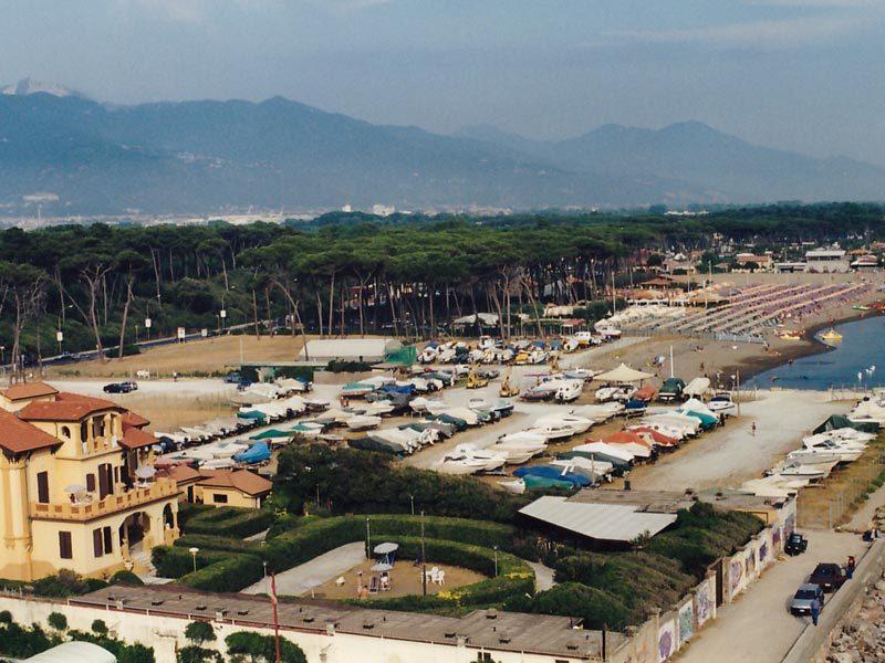 Ostello Apuano Marina Di Carrara Buitenkant foto