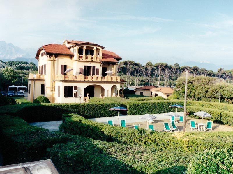 Ostello Apuano Marina Di Carrara Buitenkant foto