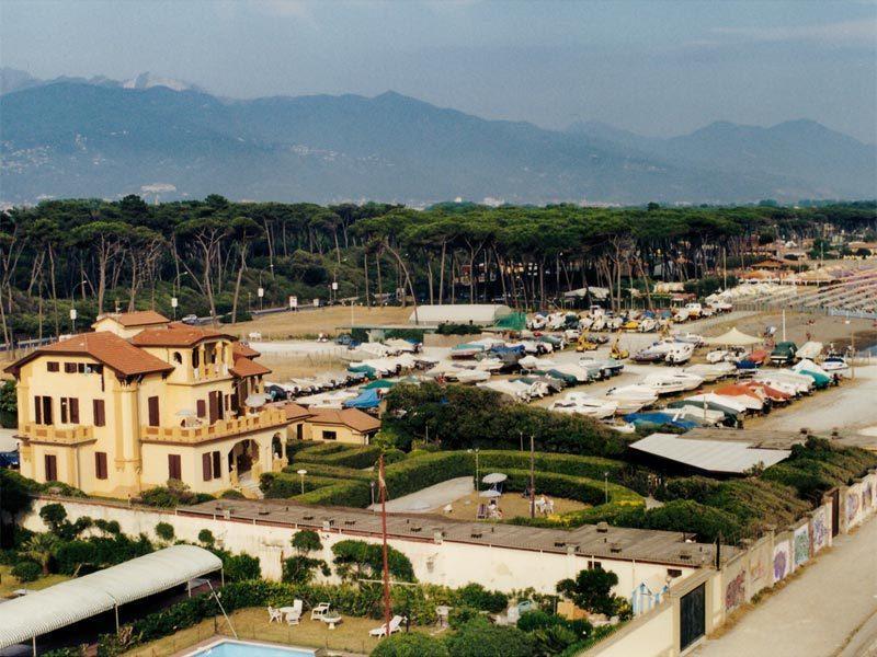 Ostello Apuano Marina Di Carrara Buitenkant foto