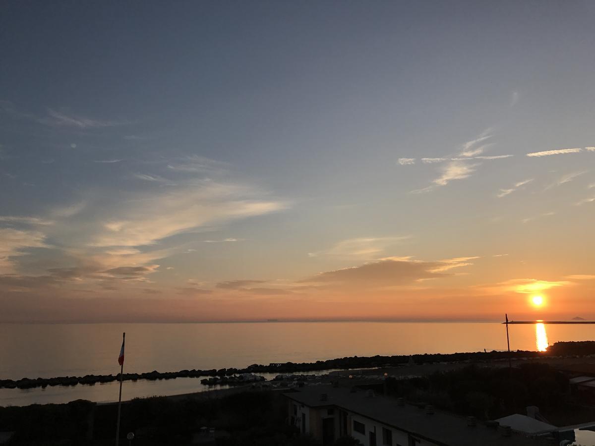 Ostello Apuano Marina Di Carrara Buitenkant foto